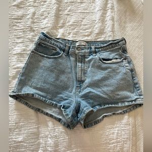 Abercrombie and Fitch - Mom Short - Size 14